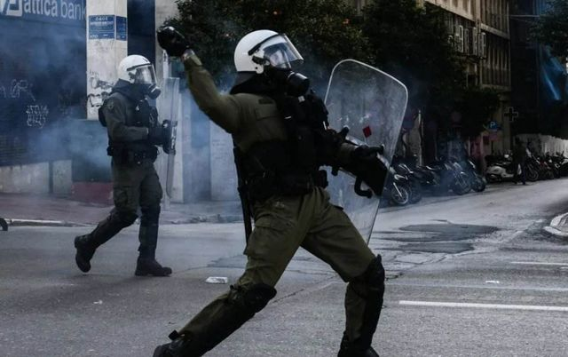 Καταγγελία φωτορεπόρτερ με απώλεια ακοής αφού εκτοξεύθηκαν πάνω του βόμβες κρότου λάμψης