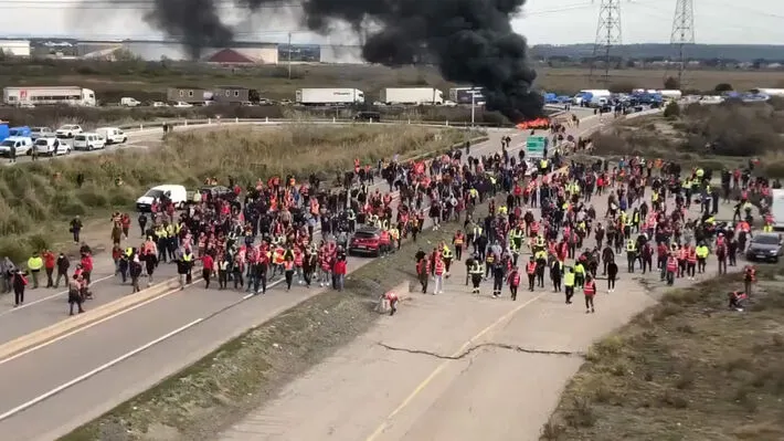 Μασσαλία: Στρατιώτες υποχωρούν μπροστά στην ορμή των απεργών (vid)
