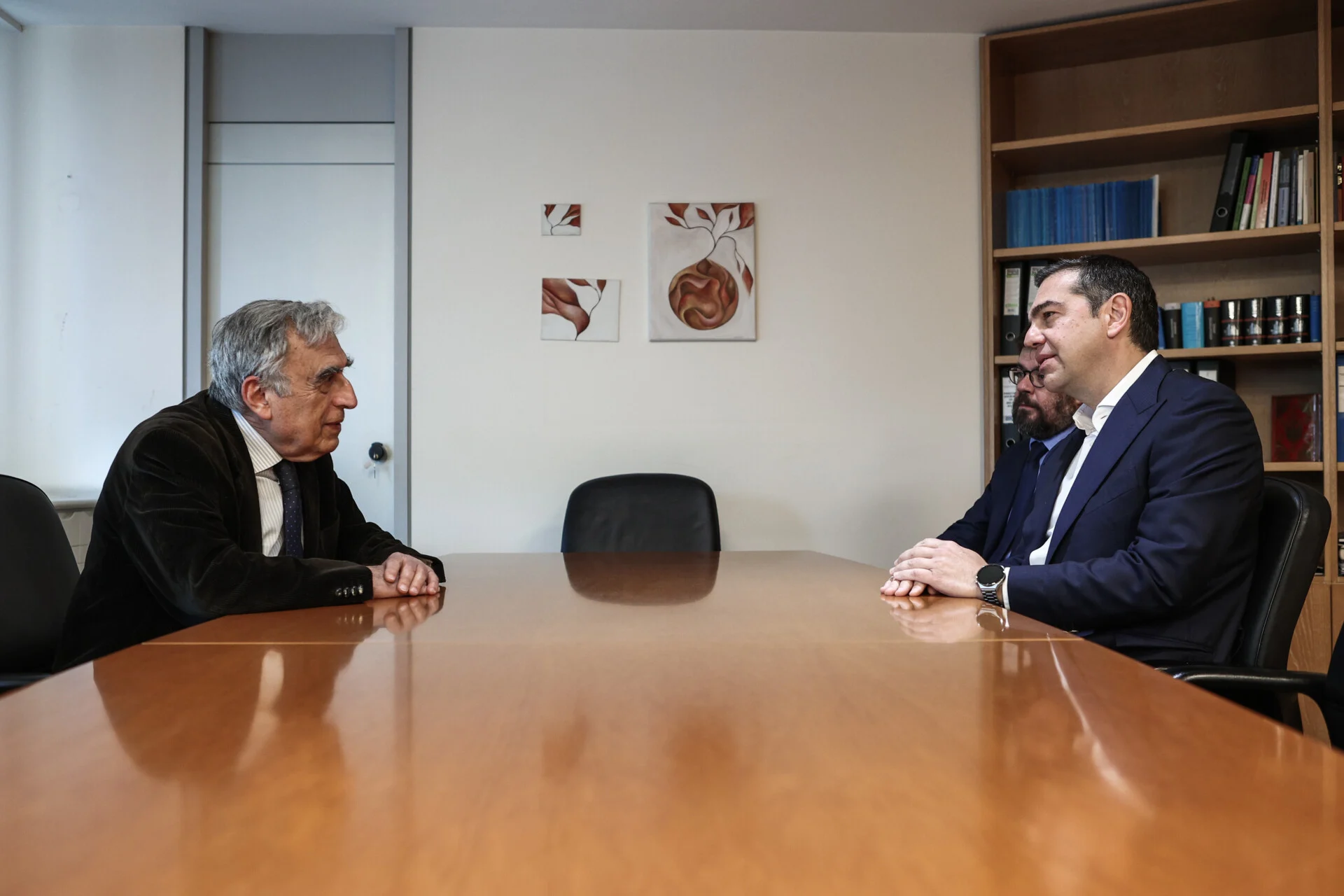 Τσίπρας: Ο κ. Μητσοτάκης να δώσει απαντήσεις για τις παρακολουθήσεις και τις&hellip;