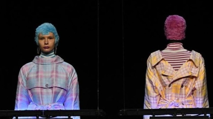 Κρεασιόν που αλλάζουν χρώμα παρουσίασε ο οίκος μόδας Anrealage (vid)