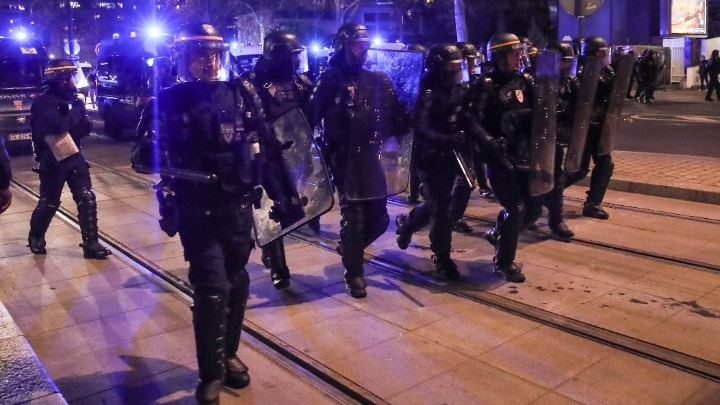 Γαλλία: Συγκρούσεις αστυνομικών με διαδηλωτές στην Πλας ντ’ Ιταλί – Τρίτη νύχτα ταραχών