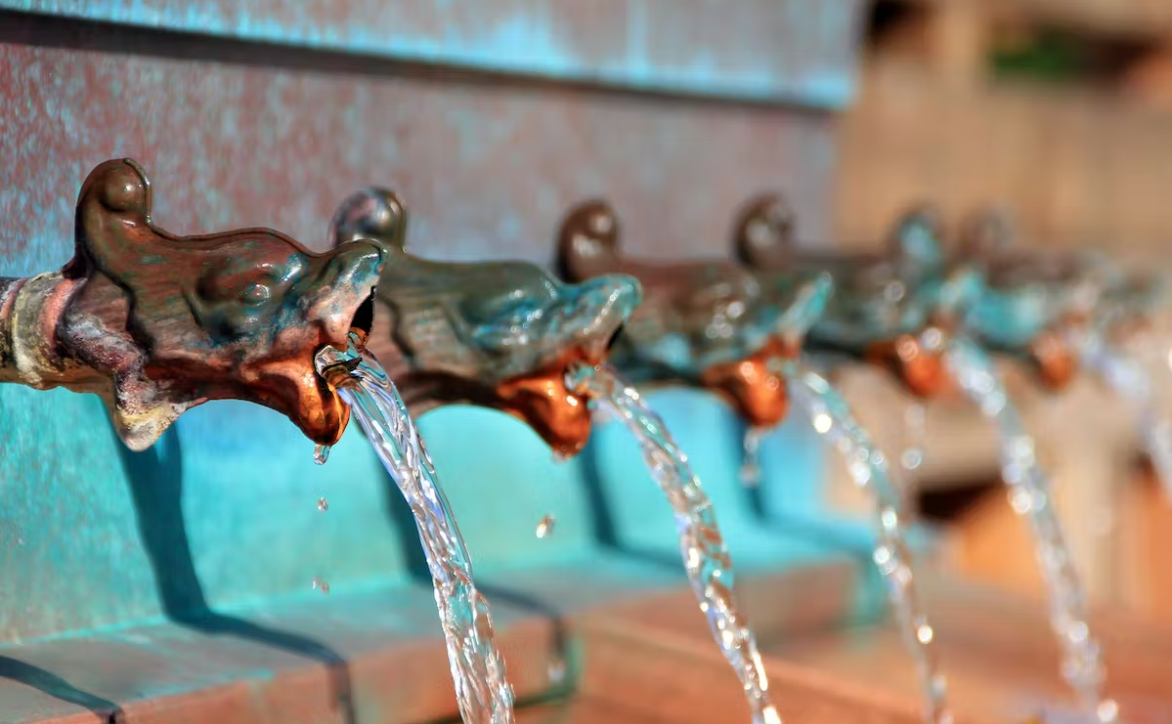 Χάνεται το νερό, πλουτίζουν οι μέτοχοι