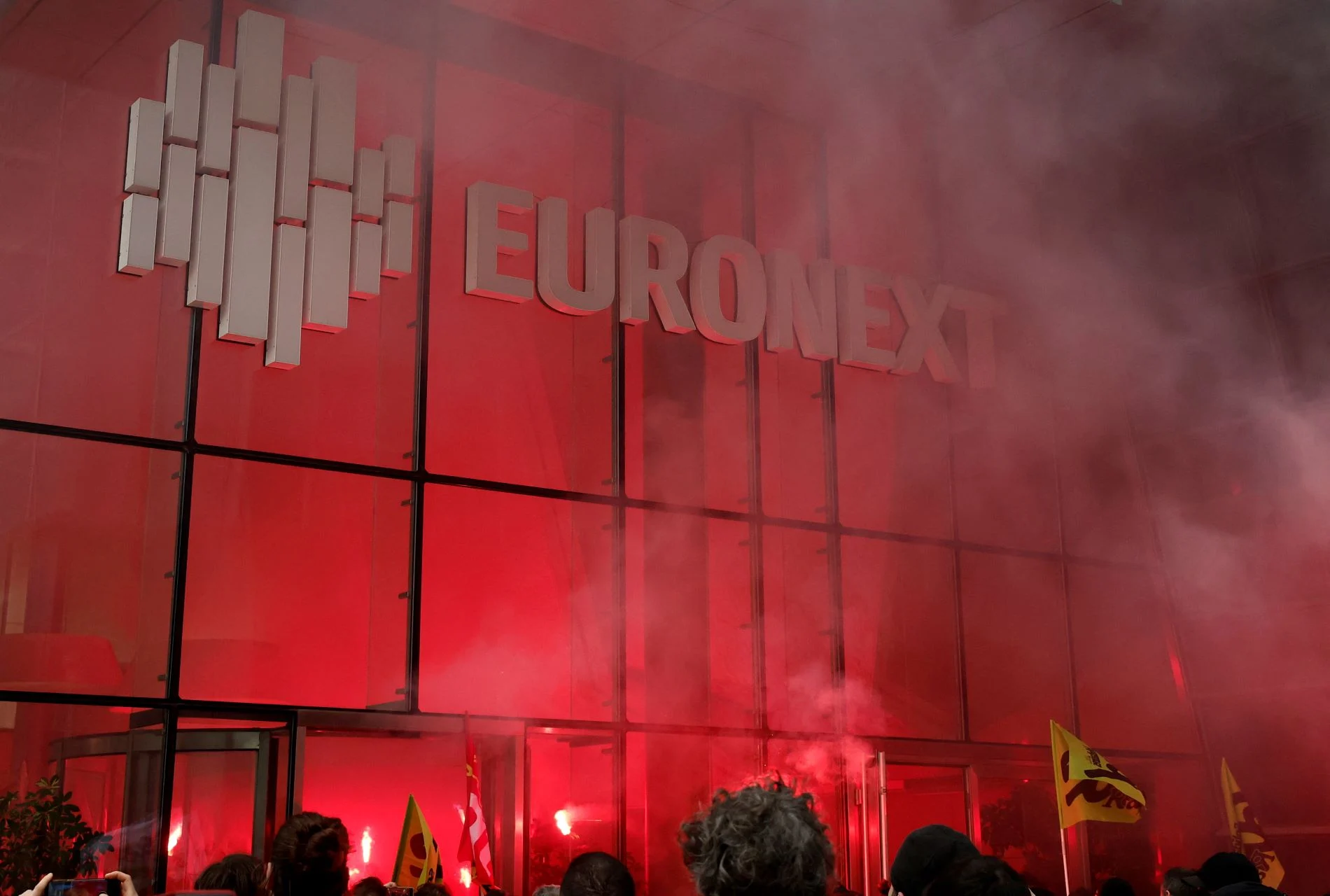 Παρίσι: Εισβολή διαδηλωτών στο κτίριο του Χρηματιστηρίου