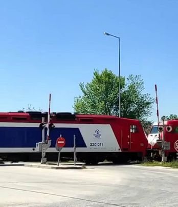 Οι μπάρες του σιδηρόδρομου μένουν σηκωμένες όταν περνάει το τρένο στην Καρδίτσα