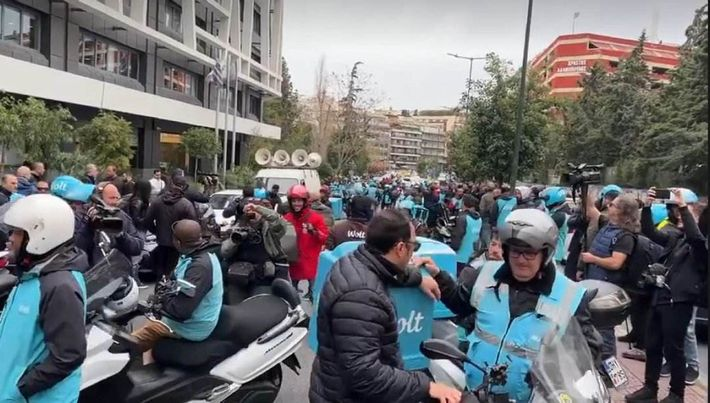 Μαζικότατη απεργιακή κινητοποίηση διανομέων της Wolt ενάντια στις μειώσεις των μισθών (vids)