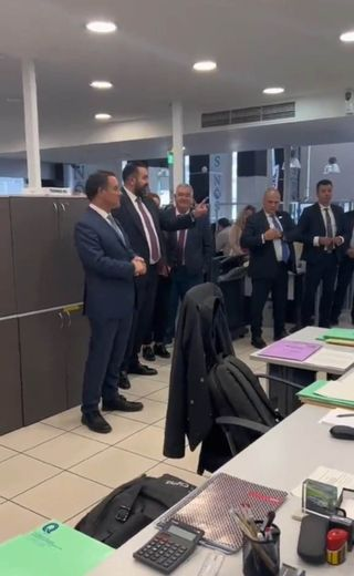 Οργή προκάλεσε βίντεο που δείχνει αφεντικό να διατάζει τους εργαζόμενους του να&hellip;