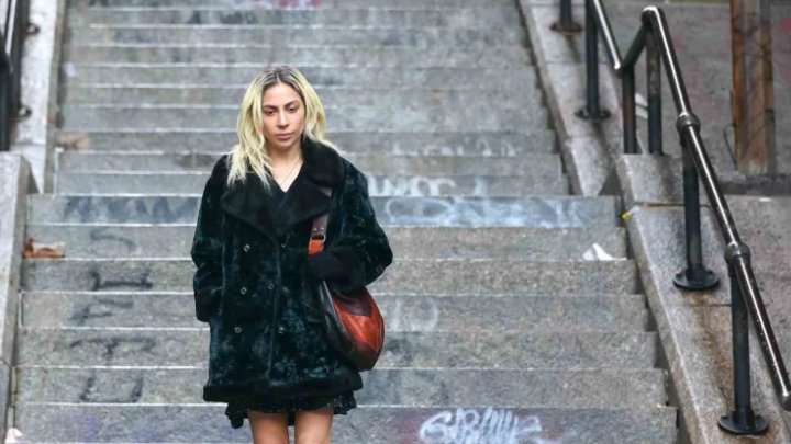 «Joker: Folie à Deux»: Η Lady Gaga στα διάσημα σκαλιά της Νέας Υόρκης