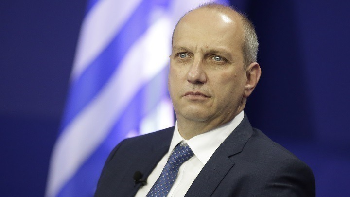 Σάλος για τα συνθήματα κατά του ΠΑΣΟΚ-ΚΙΝΑΛ από τον κυβερνητικό εκπρόσωπο