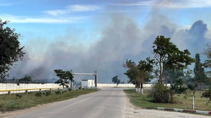 Δεξαμενή καυσίμων στις φλόγες στην Κριμαία