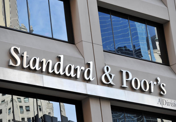 Standard & Poor’s: Aναβάθμιση του αξιόχρεου της Ελλάδας σε «BBB-»