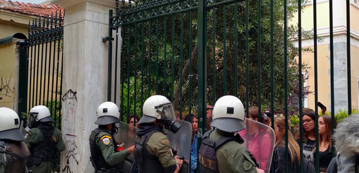 Περικυκλωμένο από ΜΑΤ το Πολυτεχνείο