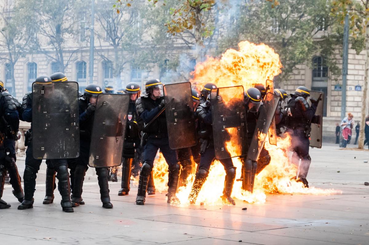 Παρίσι: Επίθεση διαδηλωτών σε Louis Vuitton, Ritz και το γαλλικό υπουργείο δικαιοσύνης