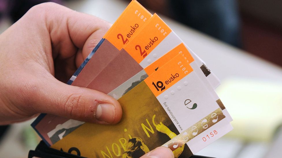 82 τοπικά νομίσματα μόνο στη Γαλλία – Στην “Ελλάδα 0.0” μόλις χθες τα&hellip;