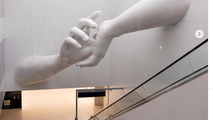 Δύο πελώρια γλυπτά χέρια καλωσορίζουν τους ταξιδιώτες στο αεροδρόμιο του Σικάγου