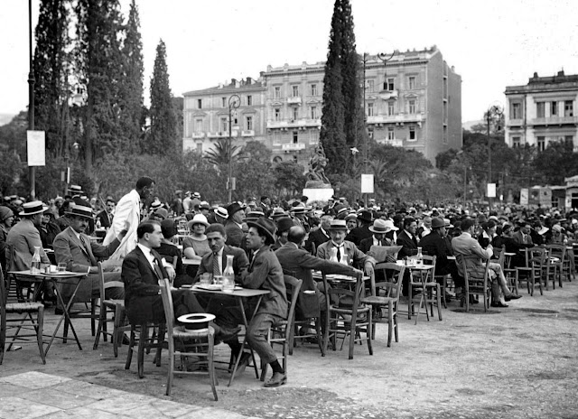 Καφεδάκι στην πλατεία
