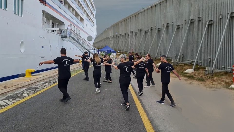Δύο κρουαζιερόπλοια ταυτόχρονα στο λιμάνι της Θεσσαλονίκης – Υποδοχή… με χορούς και κουλούρι&hellip;