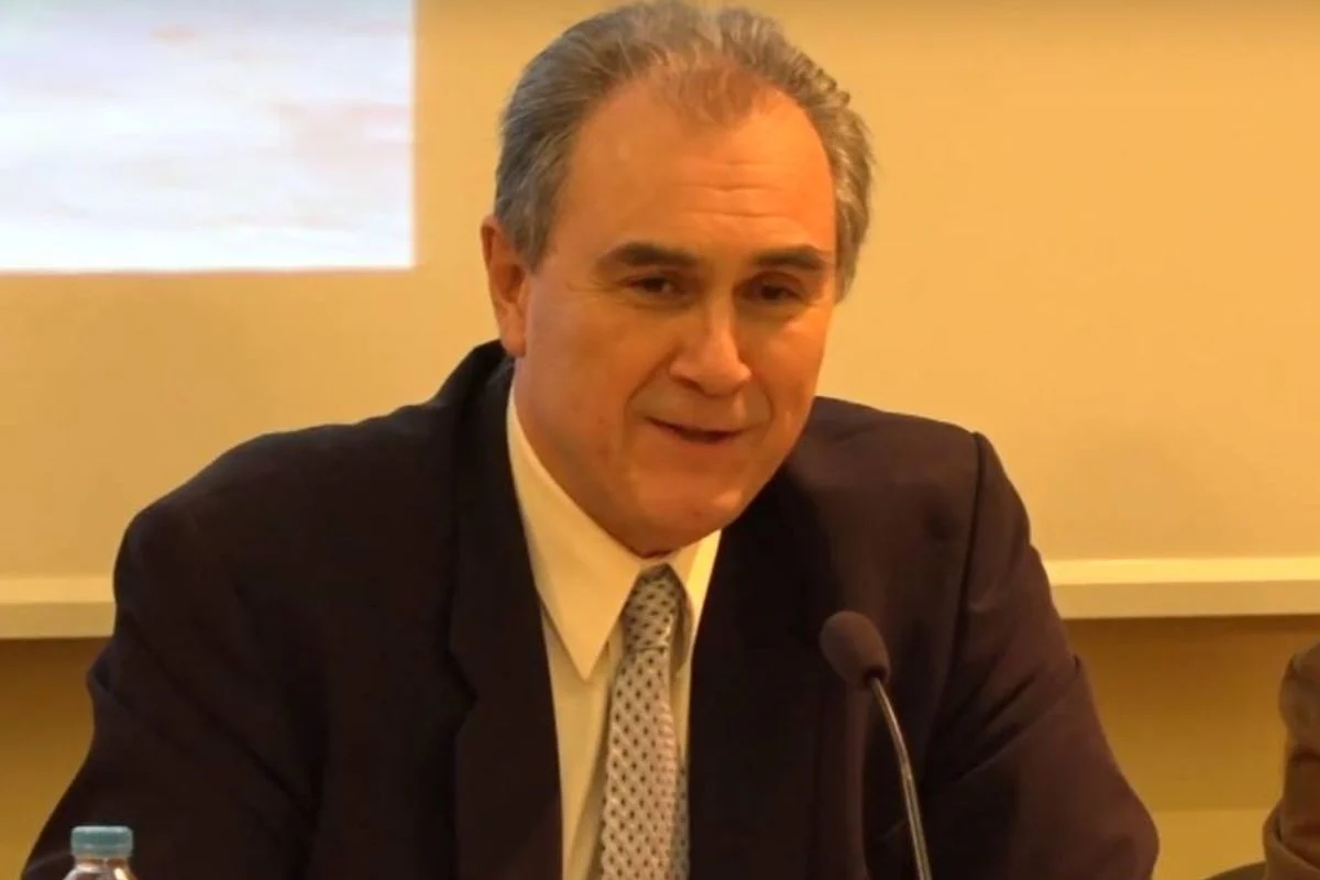 Υποναύαρχος ε.α. Στέλιος Φενέκος: Το πλοίο ήταν εντός των ελληνικών ορίων – Έπρεπε να ξεκινήσει επιχείρηση διάσωσης