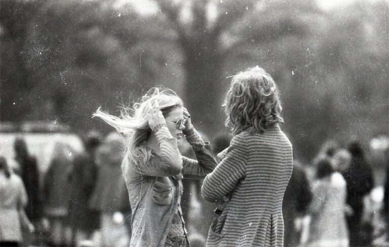 In the Vale of Avalon: Το λεύκωμα με τις «χαμένες» φωτογραφίες από το Glastonbury Festival του 1971