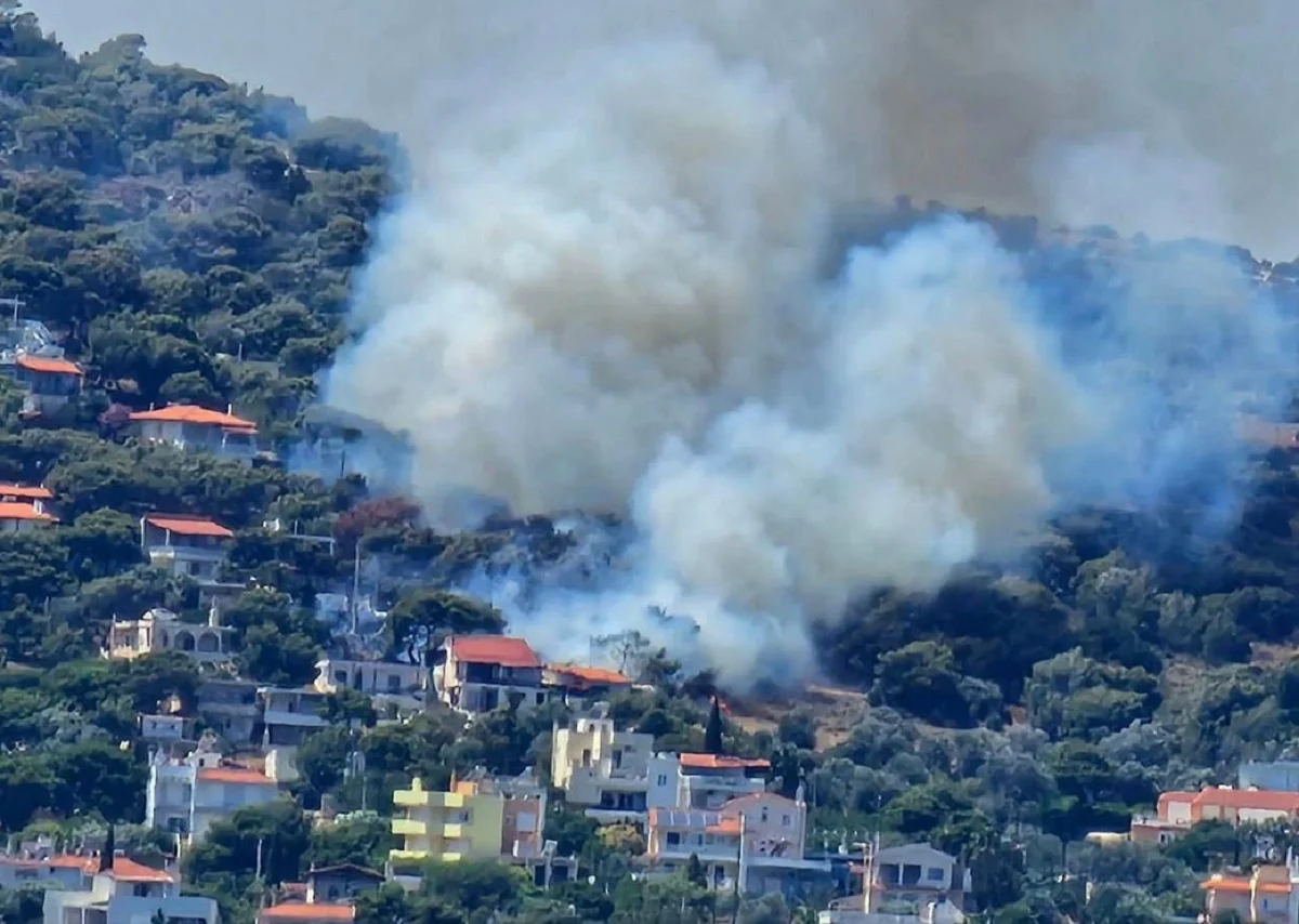 Αρτέμιδα: Φωτιά σε κατοικημένη περιοχή
