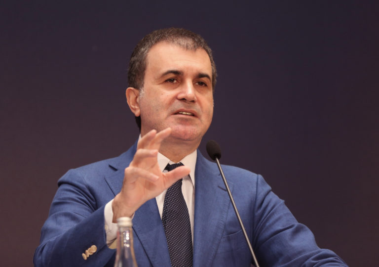 Τσελίκ κατά της Ελλάδας για το προσφυγικό: «Τρυπούν τις βάρκες μεταναστών και τους σέρνουν επίτηδες ως στο θάνατο»