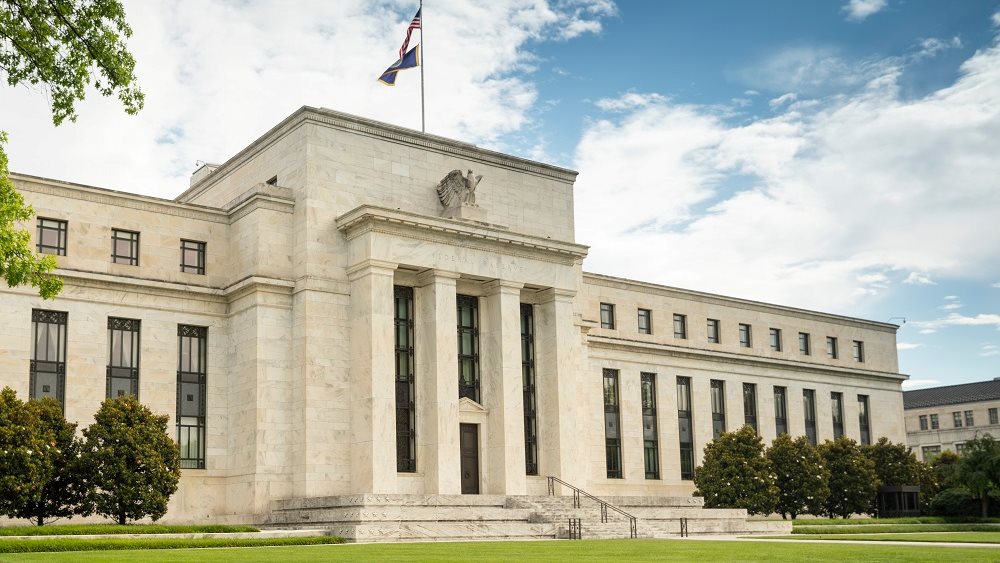 Bloomberg: Tα σχεδόν μηδενικά επιτόκια θα επιστρέψουν