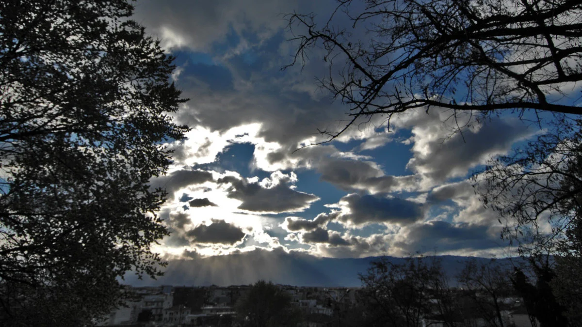 Άστατος ο καιρός το τριήμερο