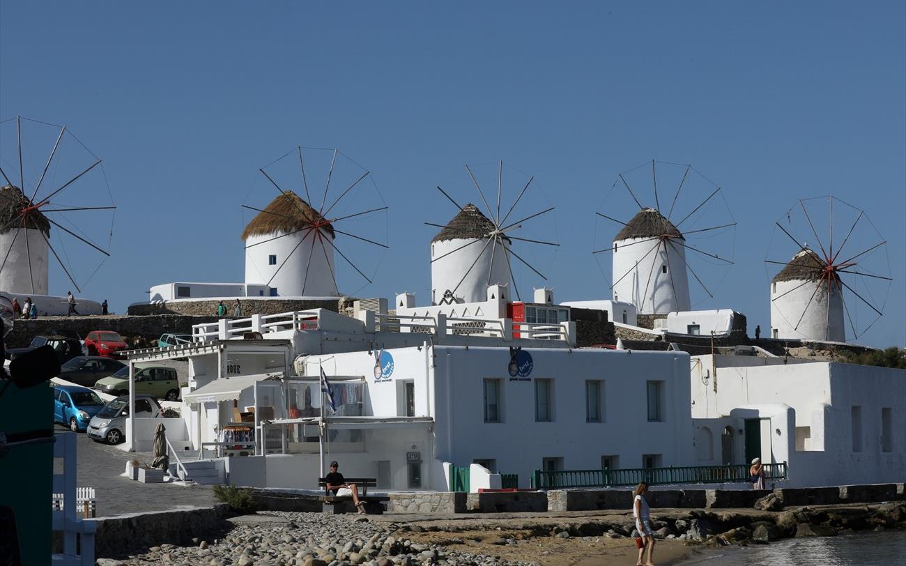 FAZ για Μύκονο: Συνώνυμη με εγκληματίες, εκβιασμούς, βρώμικο χρήμα και πορνεία