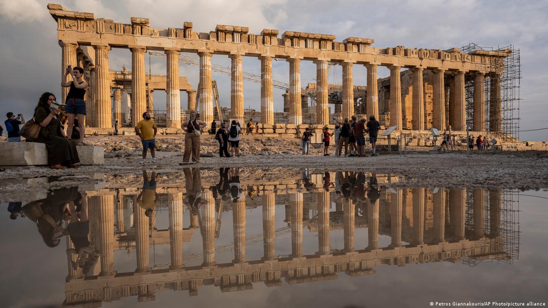 Spiegel: «Η Ακρόπολη απειλείται από τον μαζικό τουρισμό»