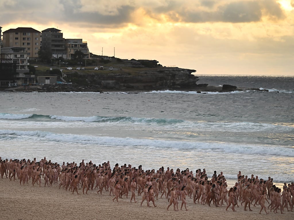 Ο Αμερικανός φωτογράφος Σπένσερ Τιούνικ «έγδυσε» 1.000 Φινλανδούς