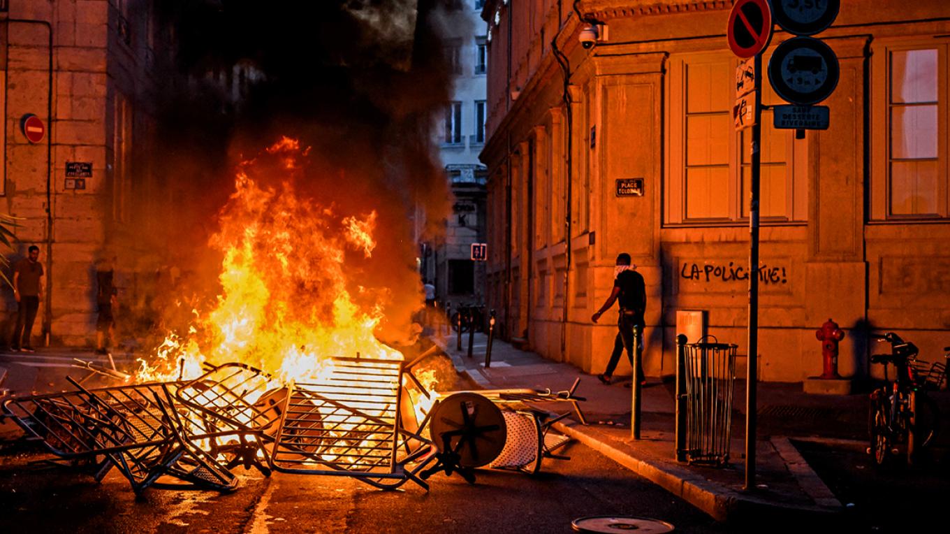 Politico: Με αιτίες αλλά χωρίς στόχους η εξέγερση των νέων στη Γαλλία