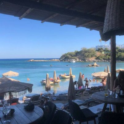 Ρόδος: Παράνομο μέχρι και το τελευταίο χιλιοστό του μπιτσόμπαρου με τις θαλάσσιες πλατφόρμες – Χτισμένο πάνω σε αρχαιολογικό χώρο