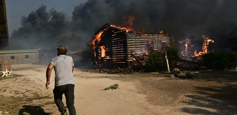 Ρόδος: Καίγεται ανεξέλεγκτα το νησί