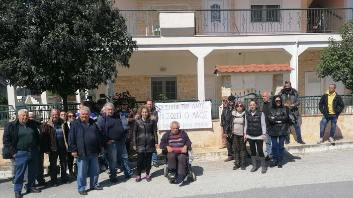 Πλειστηριασμοί – Χαλκιδική: Η αστυνομία πέταξε ξανά τον ηλικιωμένο με αναπηρία έξω&hellip;