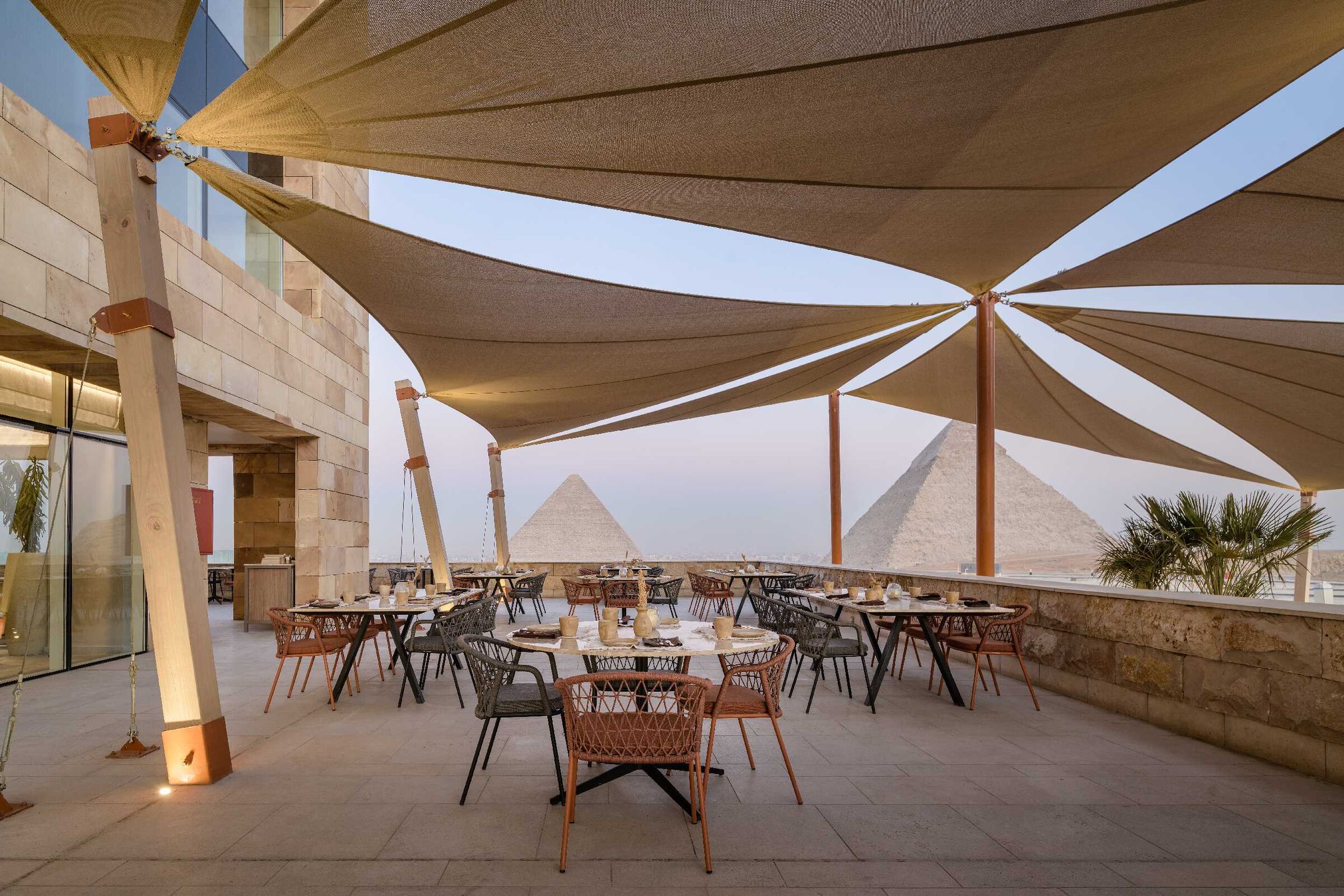 Ιταλικό ντιζάιν επίπλων στο Khufu’s Restaurant στην Γκίζα