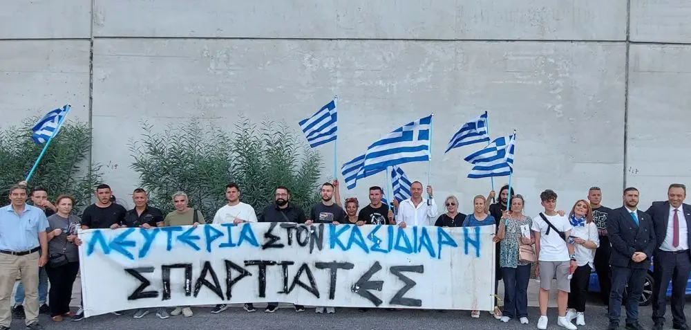 Ανταρσία στους “Σπαρτιάτες”: Οι βουλευτές αδειάζουν τον πρόεδρο και στηρίζουν Κασιδιάρη