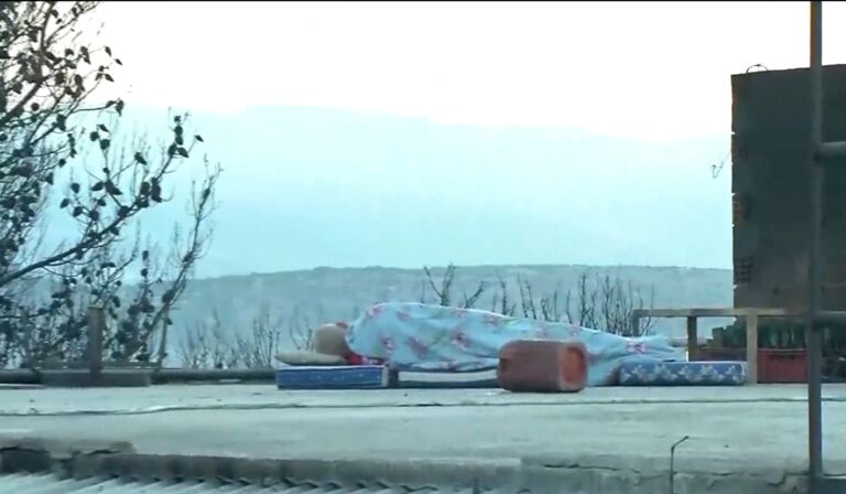 Δυστοπία: Συγκλονιστική εικόνα ανθρώπου που κοιμάται στην ταράτσα του καμένου του σπιτιού