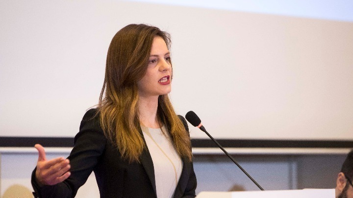 Αχτσιόγλου: “Χρειαζόμαστε μια πολιτική λαϊκά κατανοητή και κοινωνικά αναγκαία”