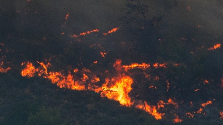 Ρόδος: Μάχη με τις αναζωπυρώσεις