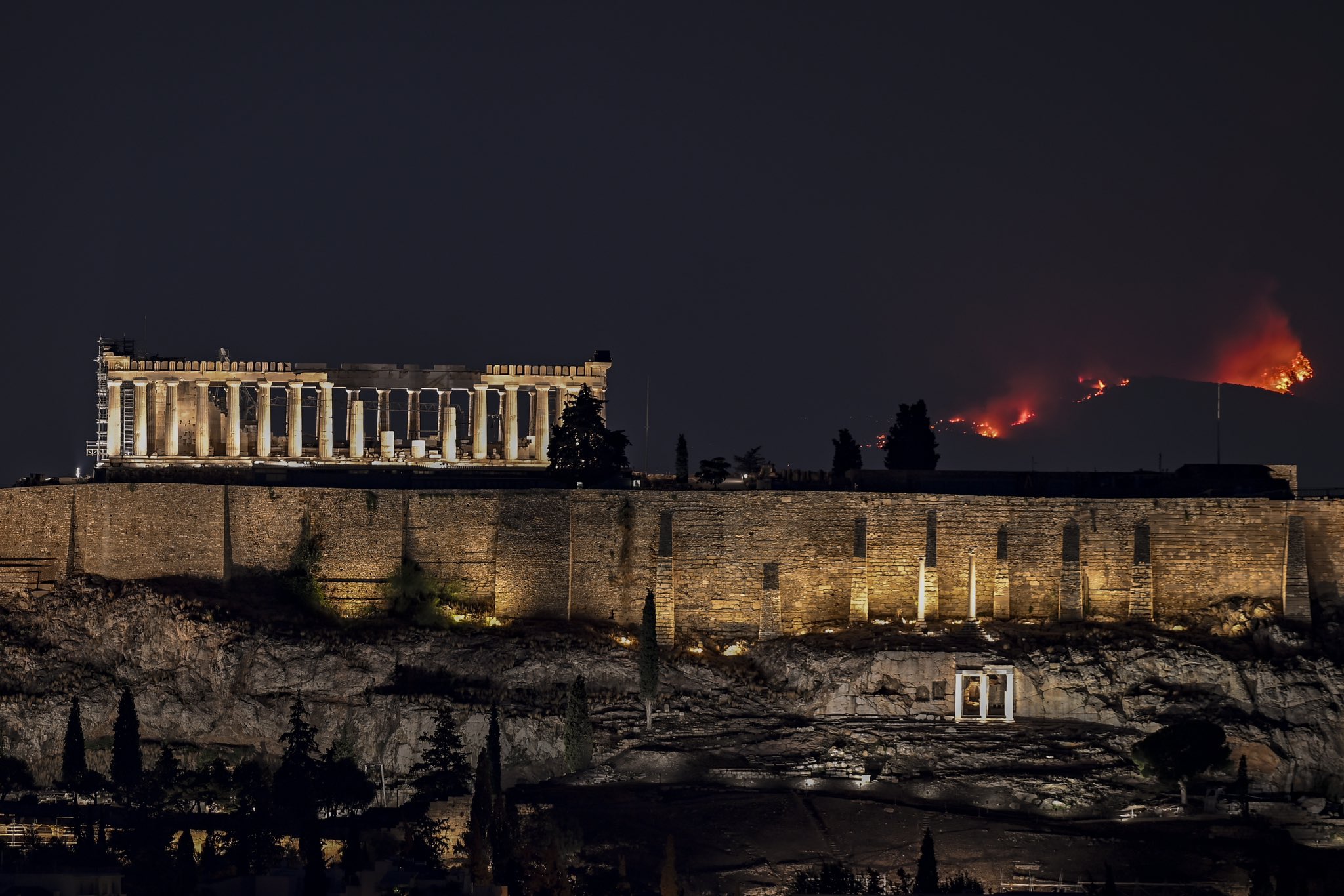 Η Ελλάδα στις φλόγες