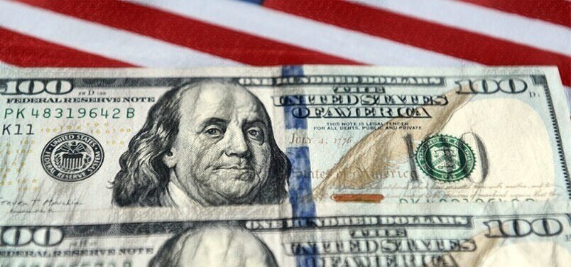 Bloomberg: Τι σημαίνει η υποβάθμιση της αμερικανικής οικονομίας από τη Fitch