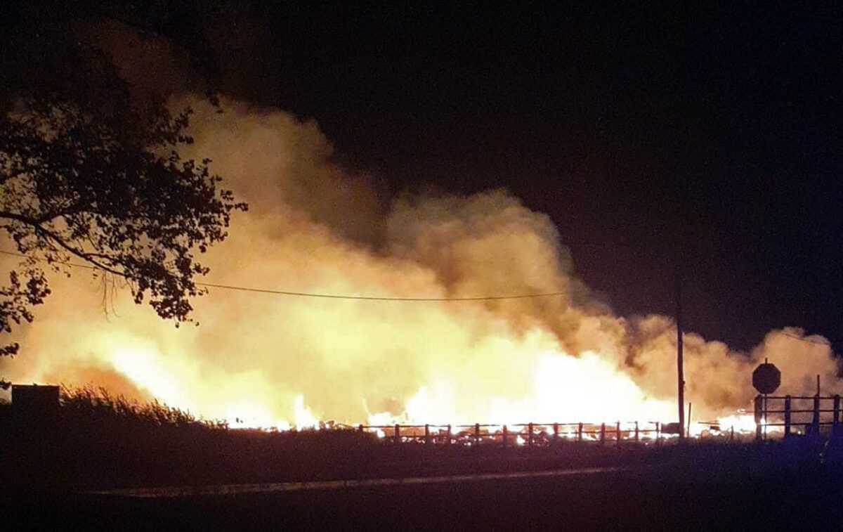 Μαίνεται η φωτιά στην Καβάλα – Οι καπνοί φτάνουν μέχρι τη Θάσο