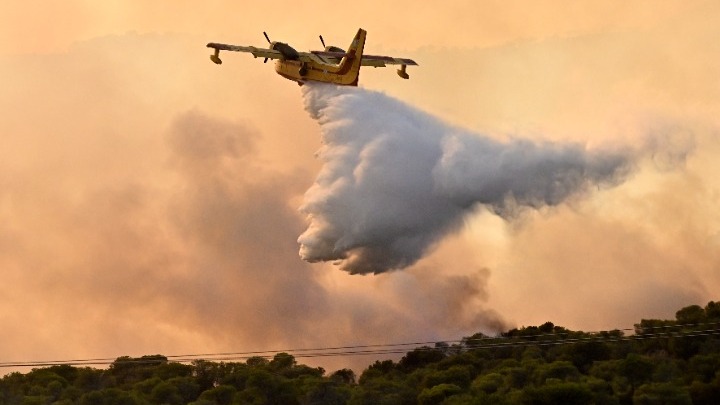 Στις φλόγες η Ελλάδα: Καίγονται Έβρος, Βοιωτία, Εύβοια, Ροδόπη, Ασπρόπυργος