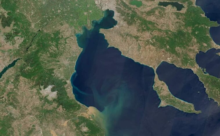 Οι πλημμύρες της Θεσσαλίας μολύνουν το Αιγαίο: Ανησυχία για τον Θερμαϊκό και τα παράλια της&hellip;