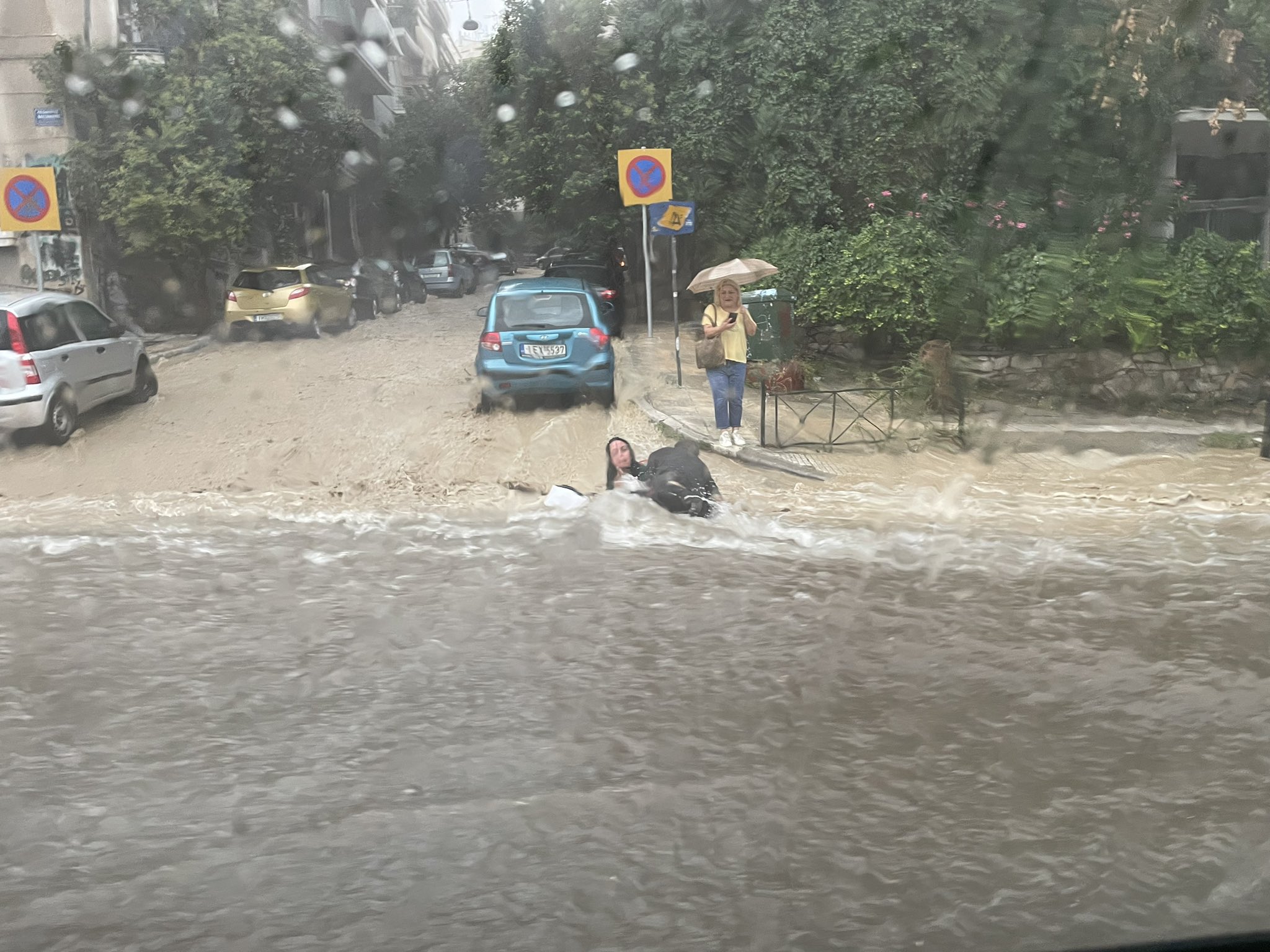 Daniel: Χάος στους δρόμους της Αθήνας – Ορμητικός χείμαρρος παρασύρει γυναίκα στη Λεωφόρο&hellip;