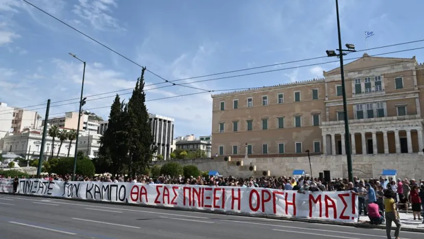 Σύνταγμα: «Πνίξατε τον κάμπο, θα σας πνίξει η οργή μας»