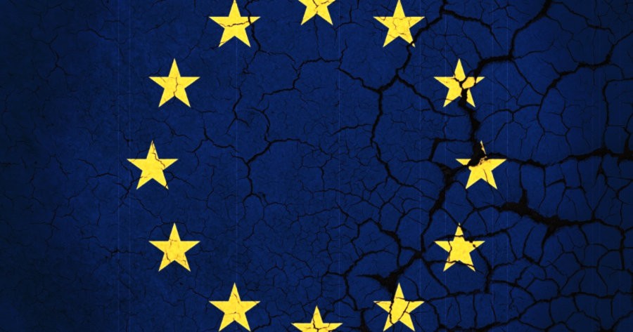 Politico: Ο κόσμος “καίγεται” αλλά το τηλέφωνο της Ευρώπης δεν χτυπάει…