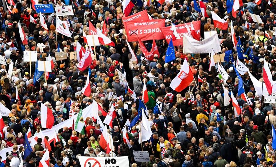 DW για τις εκλογές στην Πολωνία: Η Αριστερά θέλει να κυβερνήσει με τον φιλελεύθερο…