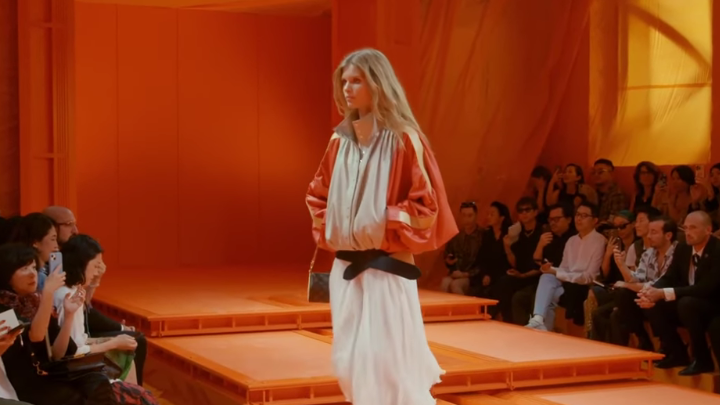 Σε μια εγκατάσταση σαν αερόστατο, το show της γυναικείας κολεξιόν SS24 του Louis Vuitton