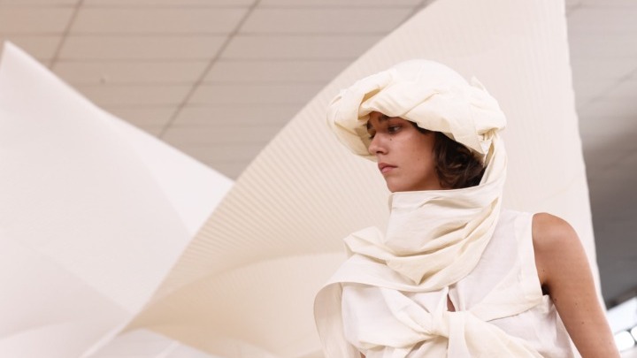 Από Yoshihisa Tanaka το σκηνικό του show του Issey Miyake