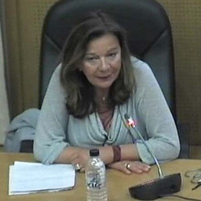 Μπετίνα Ντάβου: Οι πολίτες, η “μεθοδευμένη ανημποριά” και η “α – πολιτική”